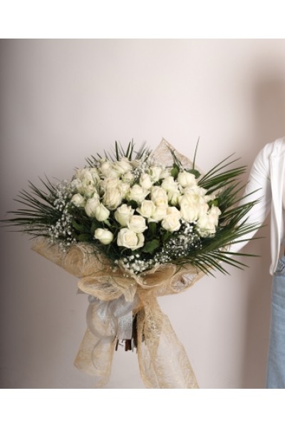 Zarafetin ve Saflığın Simgesi: Beyaz Gül Buketi