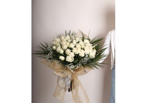 Zarafetin ve Saflığın Simgesi: Beyaz Gül Buketi