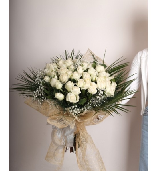 Zarafetin ve Saflığın Simgesi: Beyaz Gül Buketi Zarafetin ve Saflığın Simgesi: Beyaz Gül Buketi